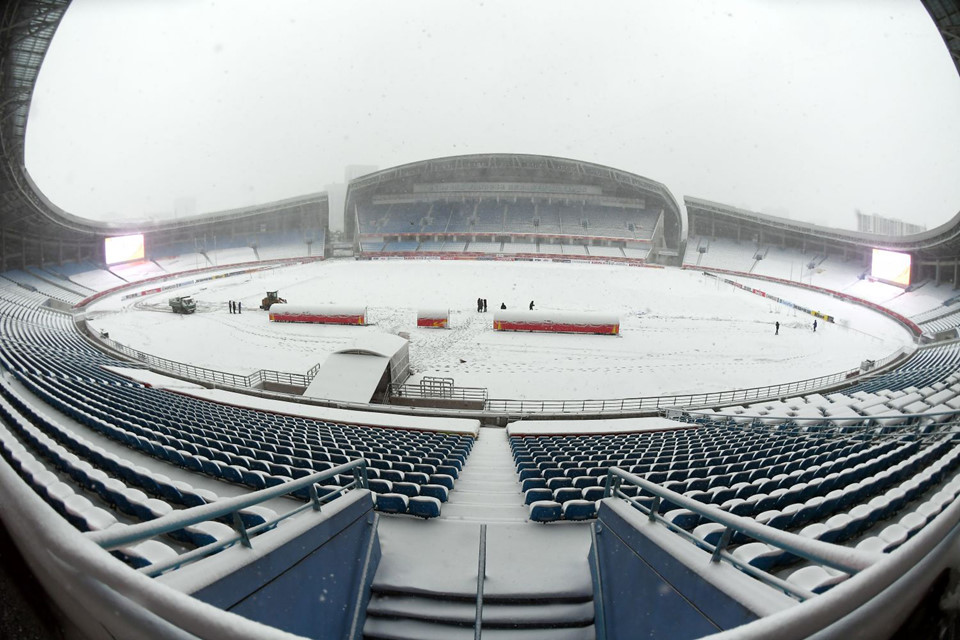 U23 Uzbekistan hào hứng tập dưới tuyết, Việt Nam rèn quân trong nhà